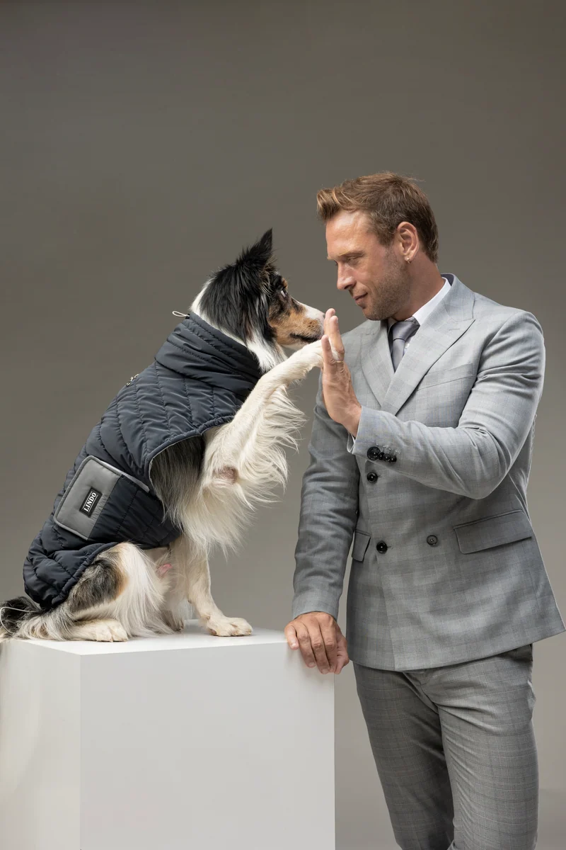 Air Puff montlu köpeğiyle yakınlaşan adam